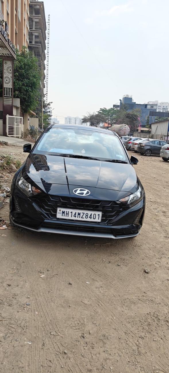 Black Hyundai i20 Sportz petrol self drive car rental in Pune